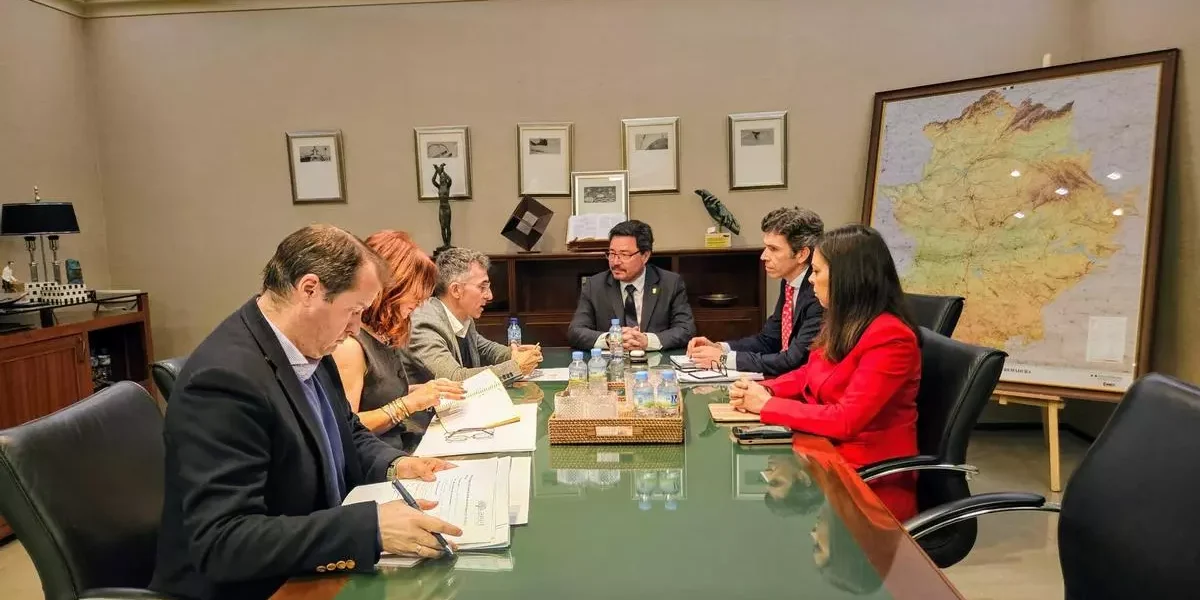 foto reunión consejero economia enero 2025 (el periódico extremadura)