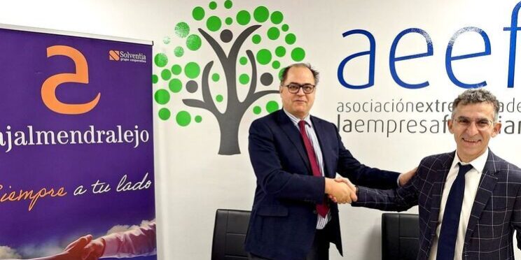 foto firma acuerdo Cajalmendralejo regiondigital (marzo 2025)